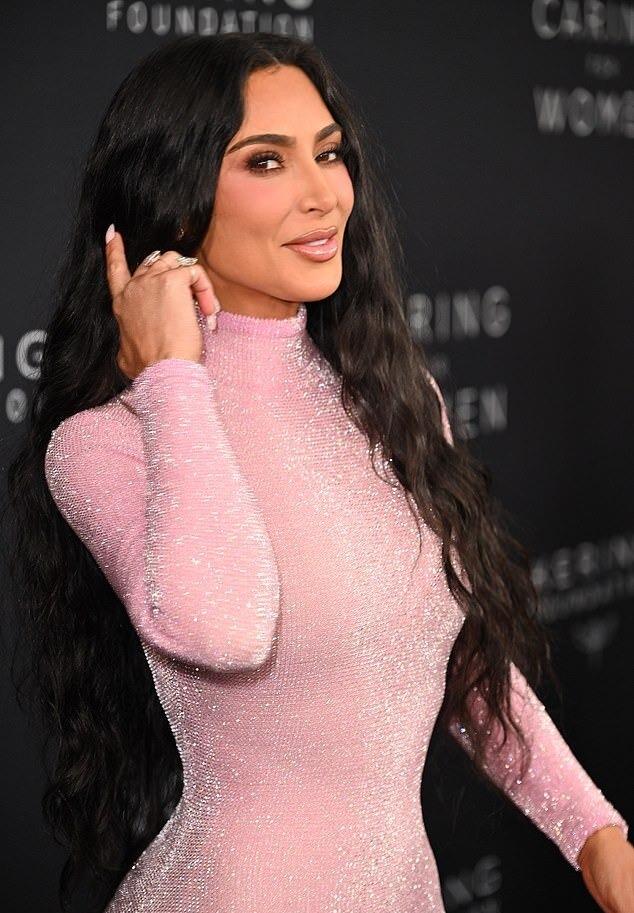 金·卡戴珊推男士衣物,5分钟获利百万刀,用的男模被小布什女儿调侃_金