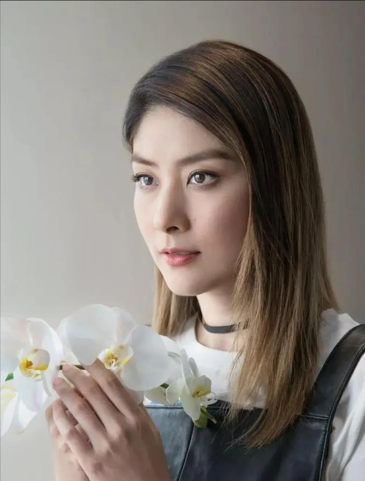 51岁陈慧琳,青春不老的容颜与完美身材,令人惊叹!_运动_皮肤_生活