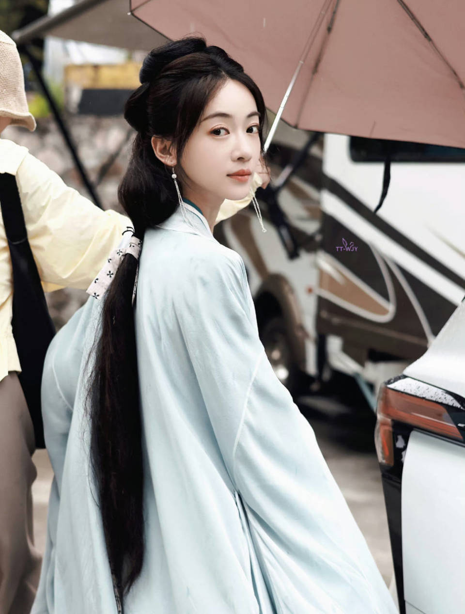 确实,与赵露思,白鹿等后起之秀相比,吴谨言的事业心似乎并不那么强烈.