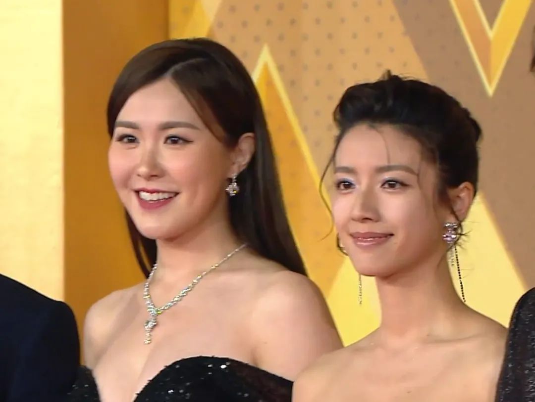 tvb台庆:黄智雯露背抢镜,高海宁身材吸睛,中年明星个个冻龄_礼服_长裙