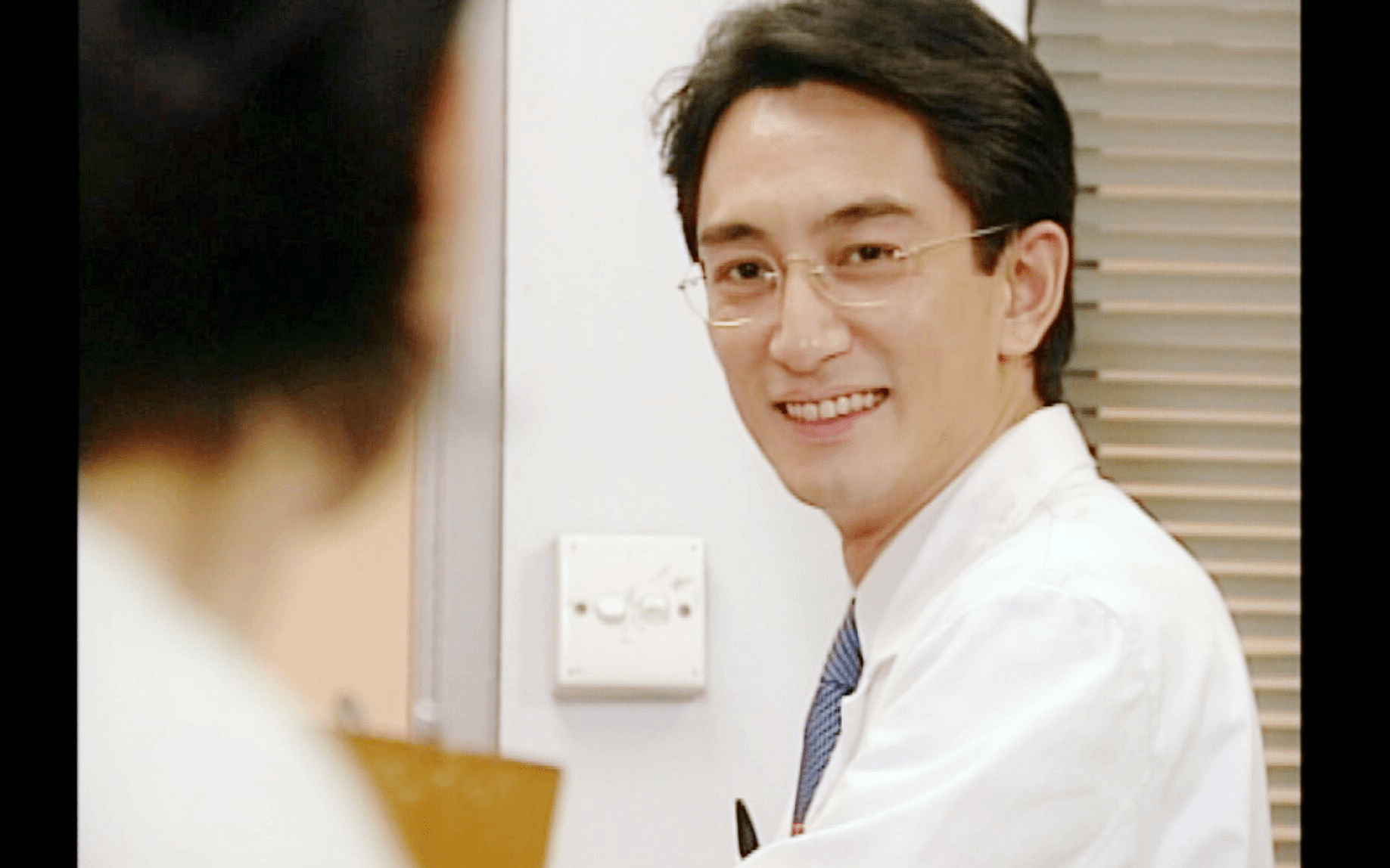 59岁吴启华重操旧业,回归tvb!与当家小花搭戏,再演医生!