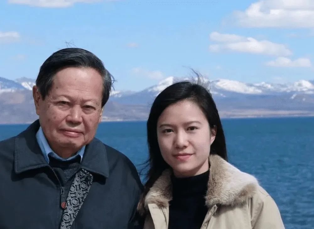 跟娇妻在雪地里合影,他一脸严肃疑似不悦47岁翁帆脸还稚嫩_时尚_黑色