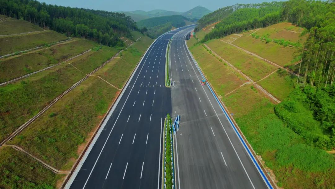 据悉,南横高速是广西首条一次性建成双向八车道的高速公路,是g0412