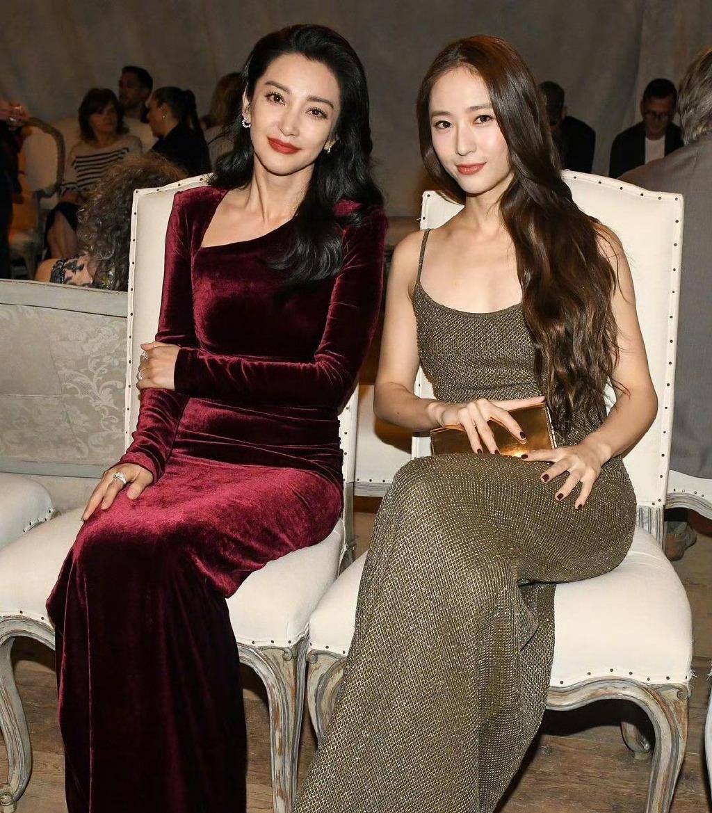 和郑秀晶合影时,他们分别是50岁和29岁.