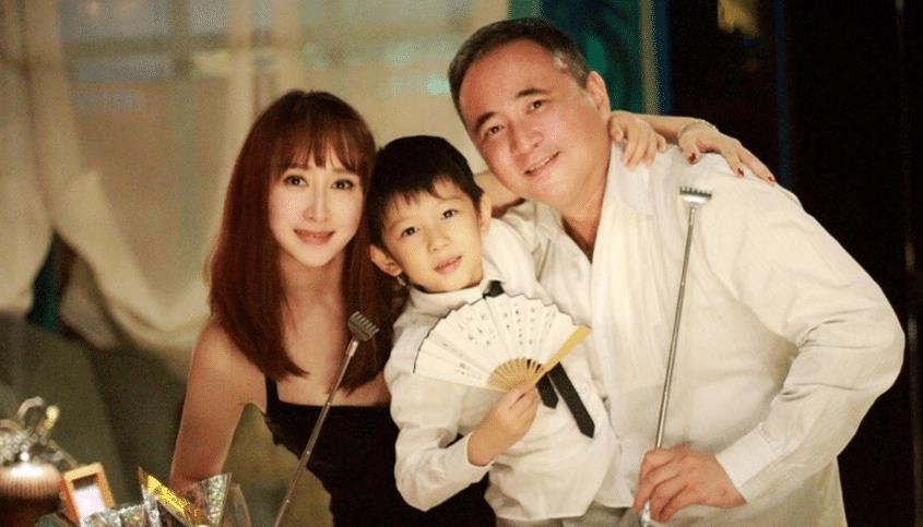 胡静与富豪老公罕同框庆水晶婚,朱兆祥暴瘦两鬓斑白,夫妻似隔辈_妻子