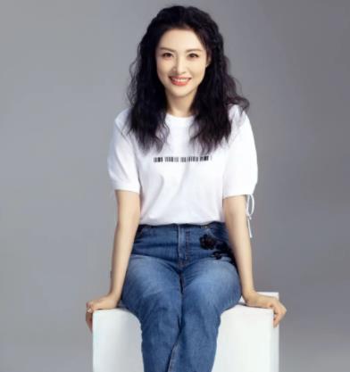 她连续16次主持舞台,两任男子身份都不一般,女儿成她一生的痛_周涛