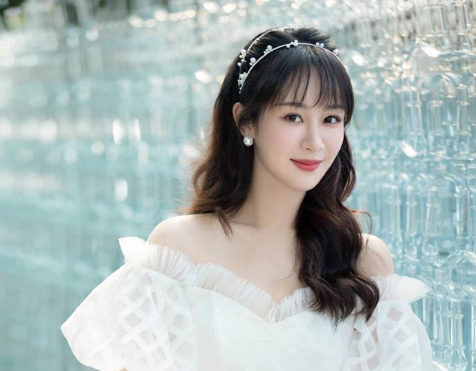 杨紫发图庆祝29岁生日,你留意到她手上的东西了吗?