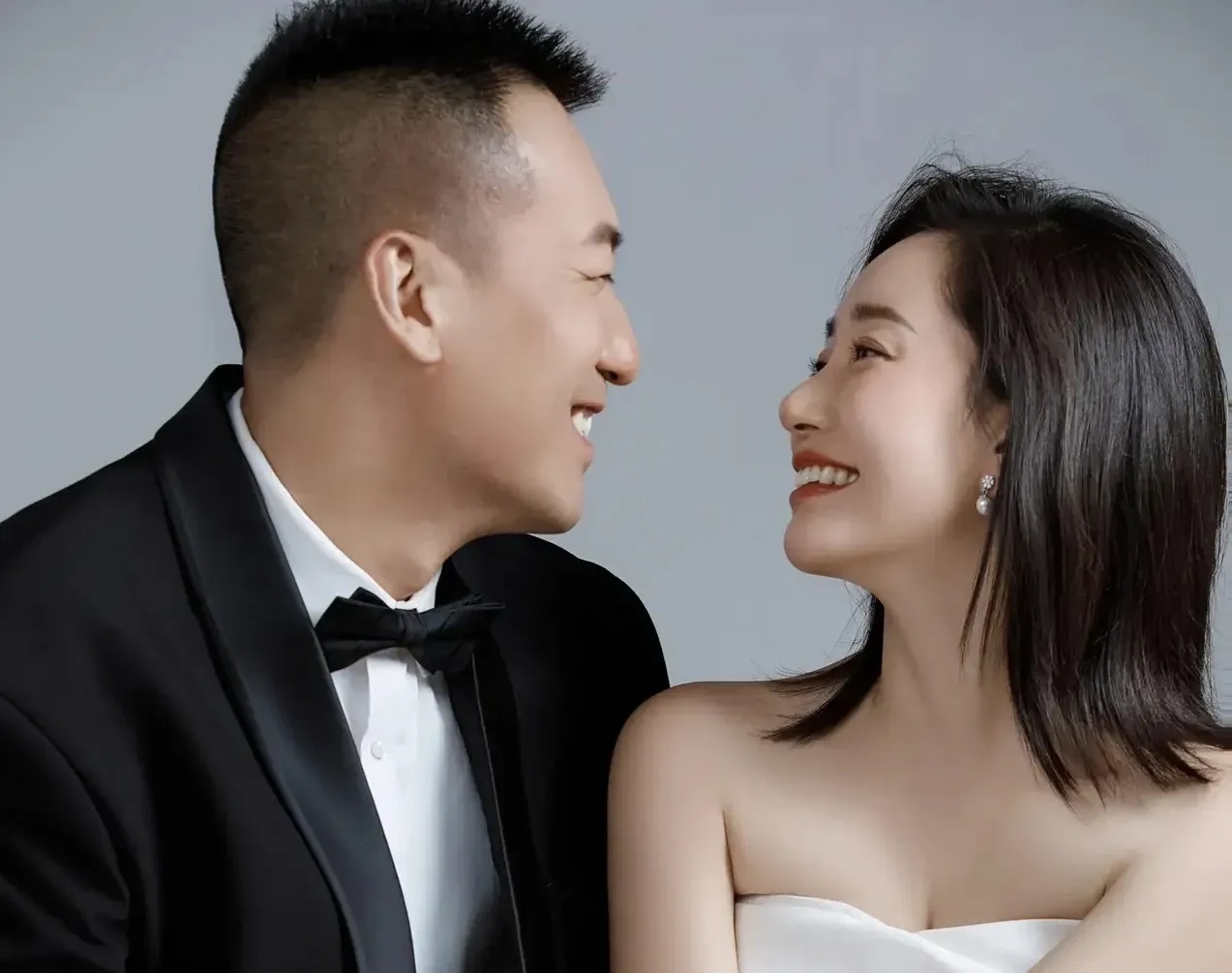 谭松韵甜蜜出席婚礼_好友_星光_明星