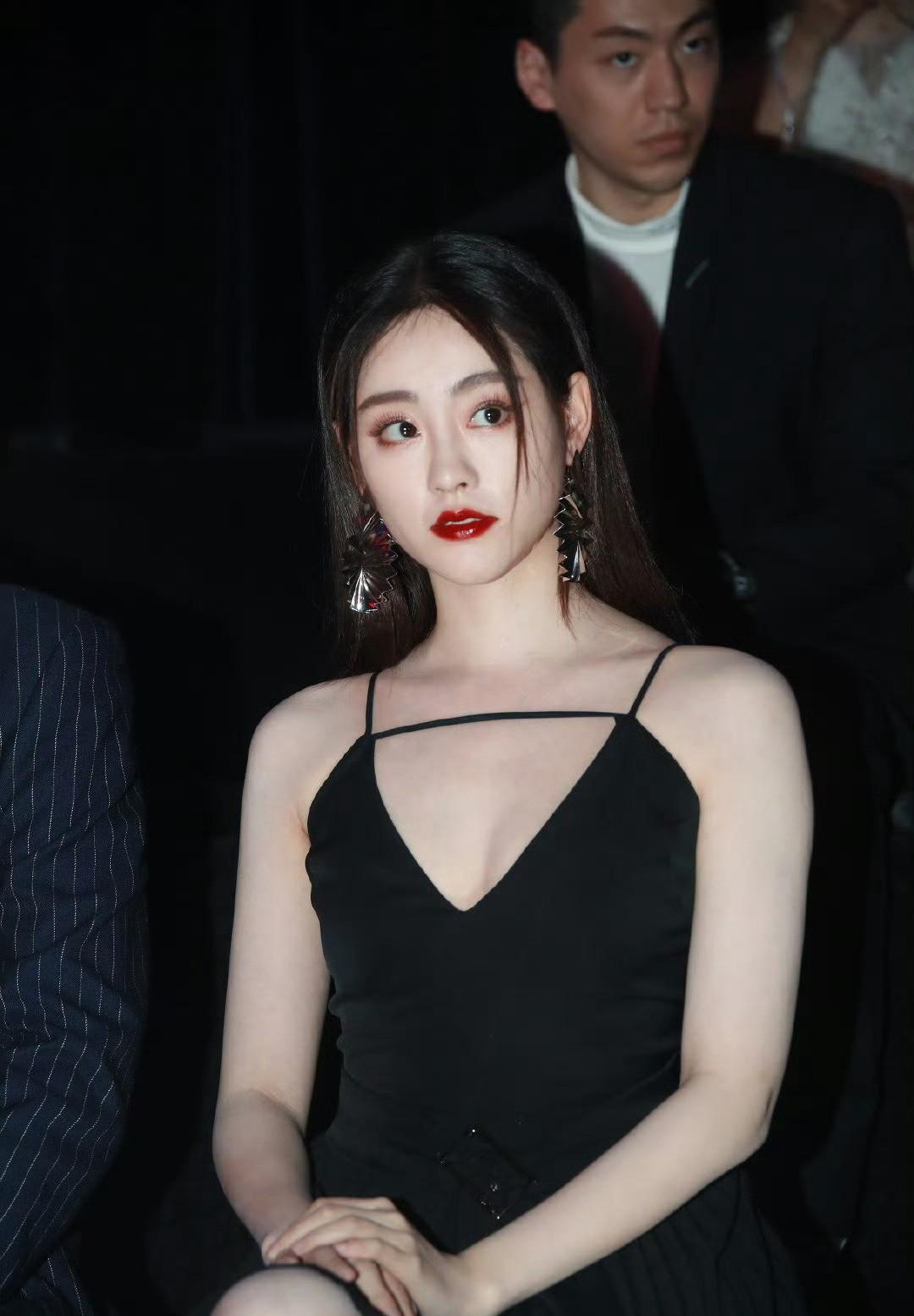 祝绪丹身穿黑色吊带高跟鞋,尽显迷人魅力!_皮肤_身材_时尚