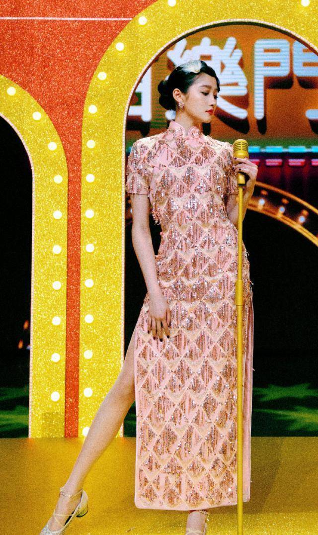 关晓彤,杨颖,王丽坤穿旗袍同框,各显时尚,而她最具古典东方美_气质