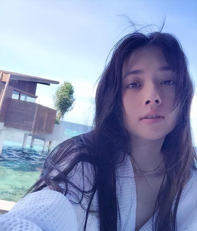 摆脱阔太风,39岁郭碧婷美回来了?参加朋友婚礼似邻家女孩