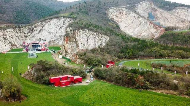 南京一"小众景区",由废弃矿坑改造而成,如今却成为打卡圣地_游客_公园