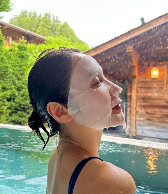 52岁黎姿罕晒泳装美照,容貌体态超年轻,保养之术羡煞旁人_丈夫_身材