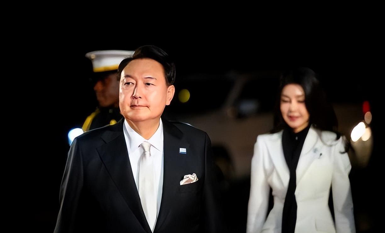 3,加拿大总理靓丽亮相男士都穿西装,衬衫,打领带.