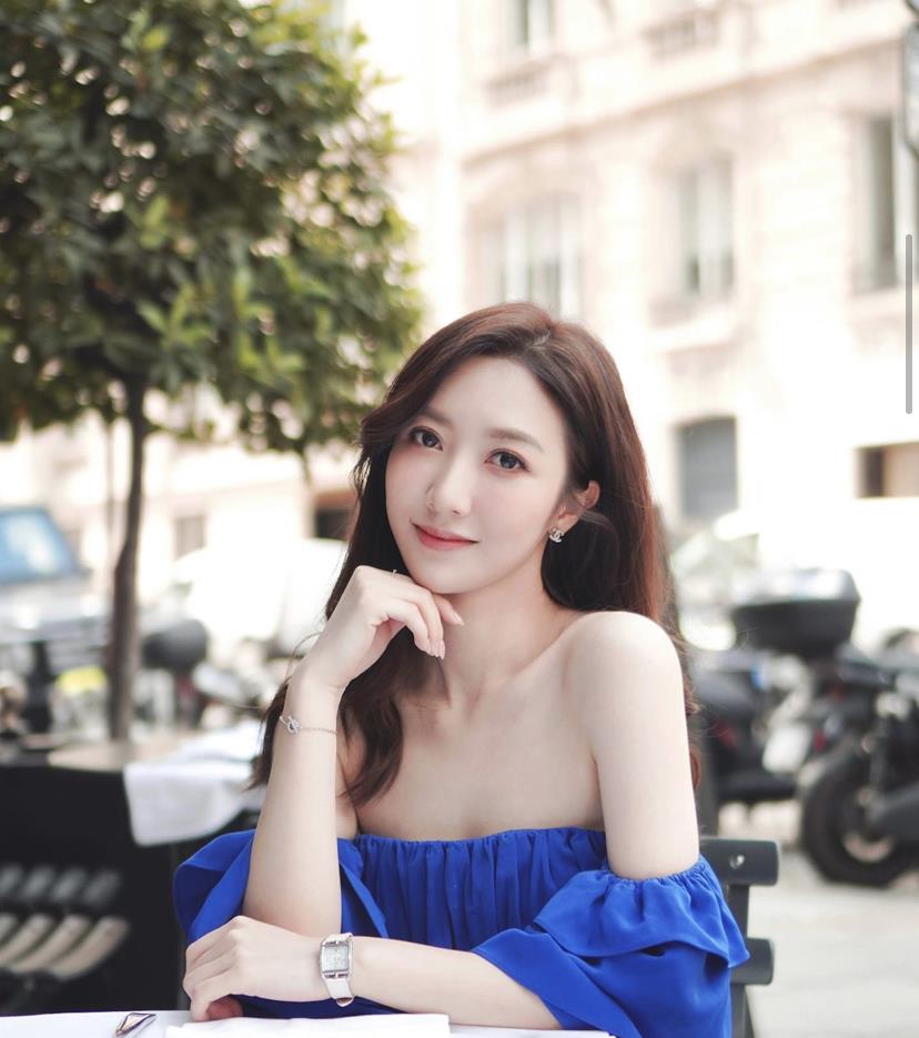 29岁何依婷官宣结婚,晒与老公巴黎婚纱照幸福溢满,手上巨钻超抢镜