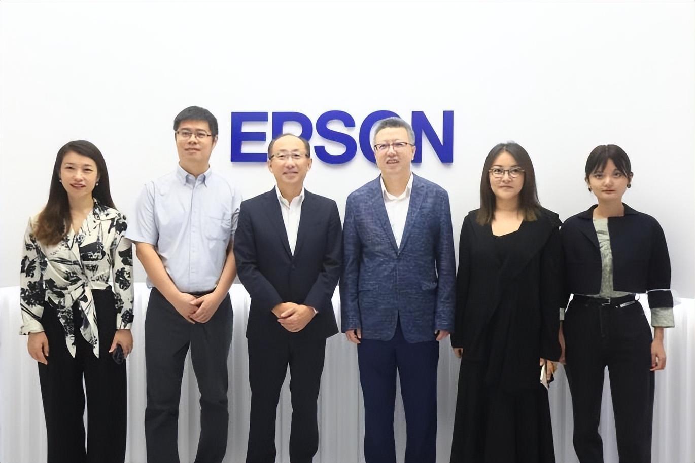 活动现场照片(从左一至右一分别为:袁雪,王保鲁,深石明宏,王小艺,孙馨