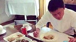 首富马云，披着土豪外衣，吃着平民的饭菜，网友：你不有钱谁有钱(图2)