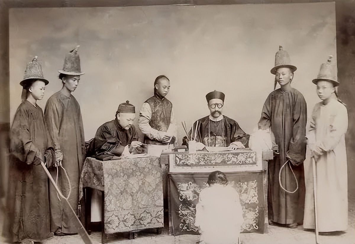 清末老照片,一百年前裹脚女子骑自行车,官老爷审案现场_光绪_陈宝箴