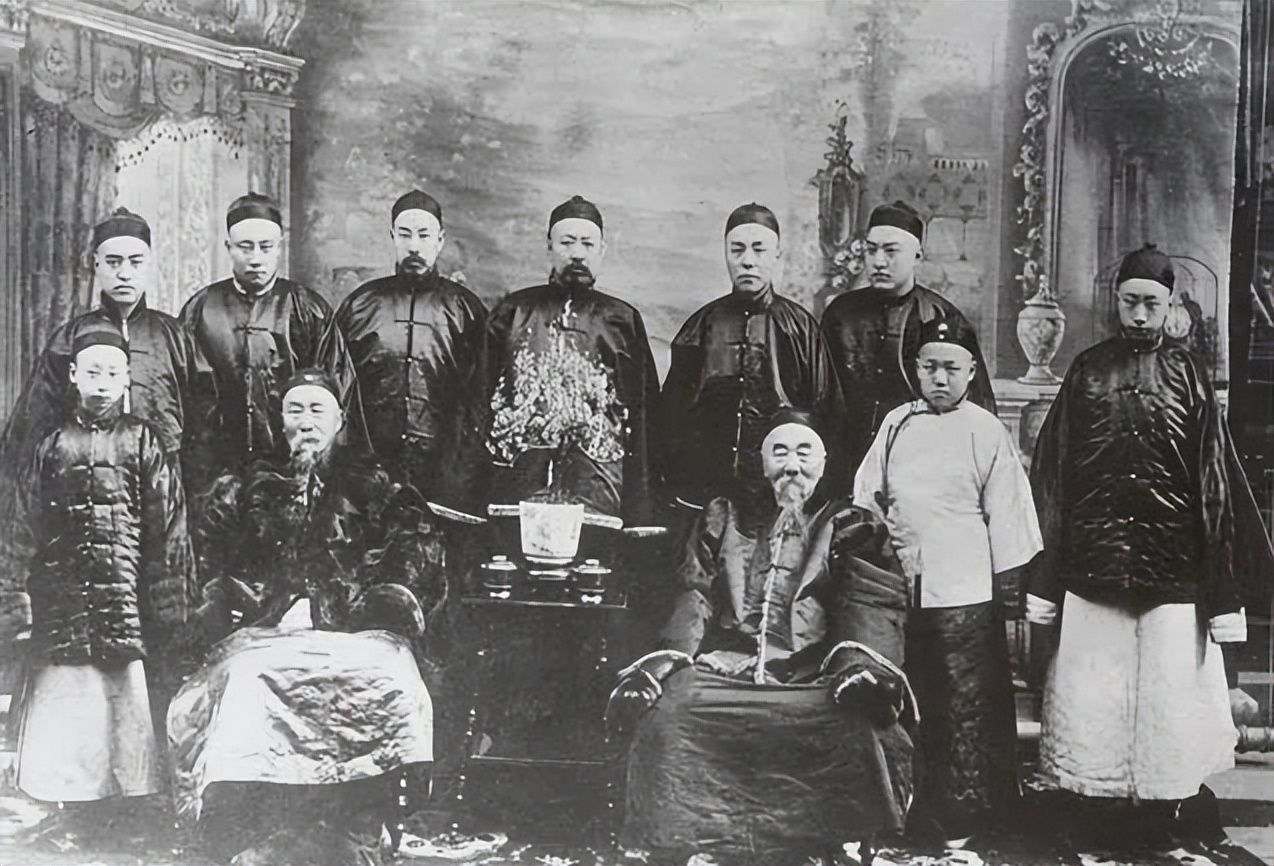 一百年前老照片,李鸿章与兄长李瀚章合照,长相竟十分神似_鸡公车_女子