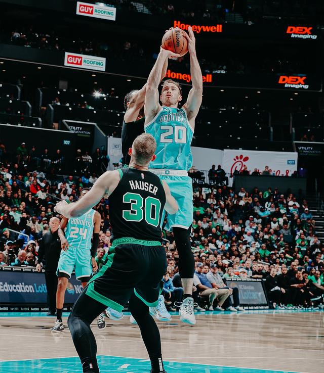 联盟第1爆冷轰然倒地,海沃德绝杀旧主,塔图姆刷爆纪录饮恨_黄蜂队_上