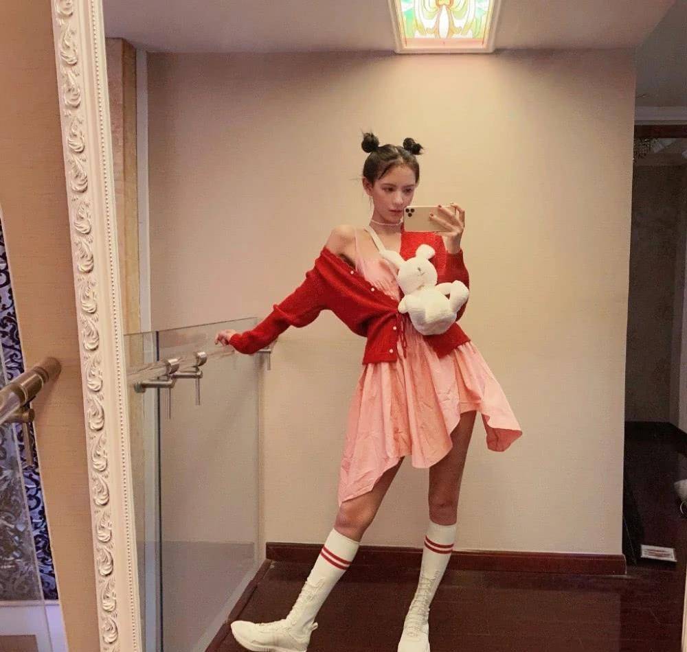 红色针织衫下滑到手臂,露直角肩太迷人了 张予曦自拍照真放得开_女孩