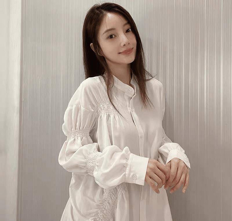 李小璐真成网红了,穿白色衬衫连衣裙卖力拍照,意外时髦减龄_的设计_版