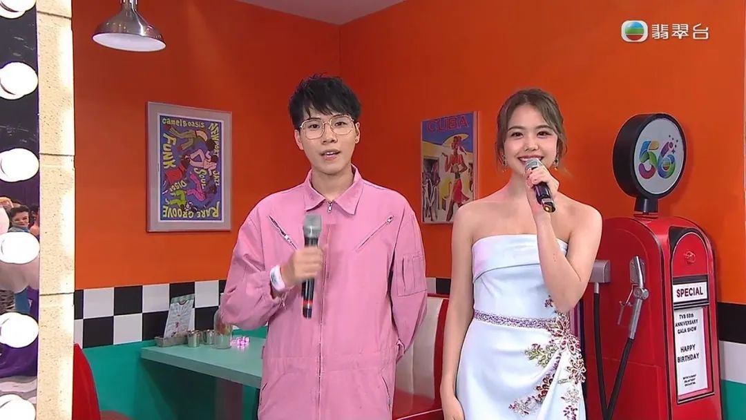 拍大合照的时候,就连陈豪,陈展鹏,蔡思贝,张曦雯也要乖乖站在原地等待