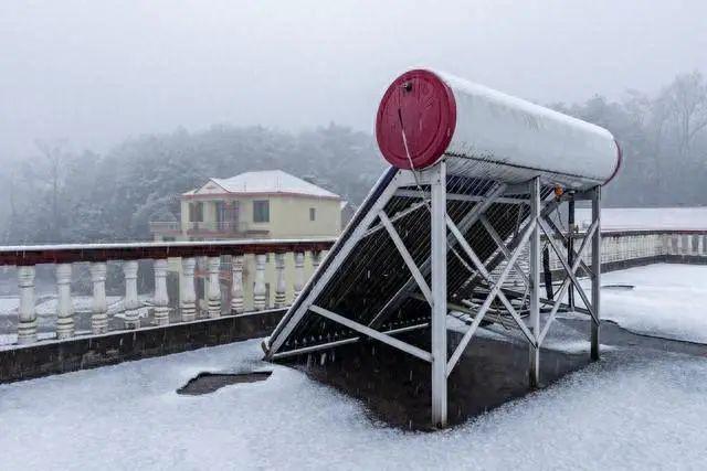 待太阳能热水器被发现到能解决了"洗澡难"的问题后,瞬间就爆火了,那