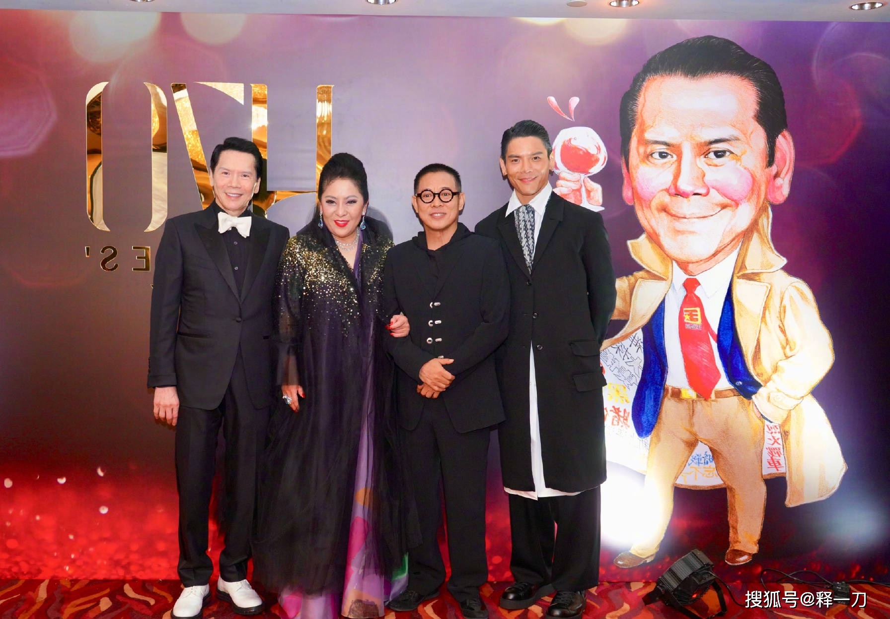 李连杰与向佐一家开心聚会,染黄发戴大花超时尚,健康状况极佳_小奶