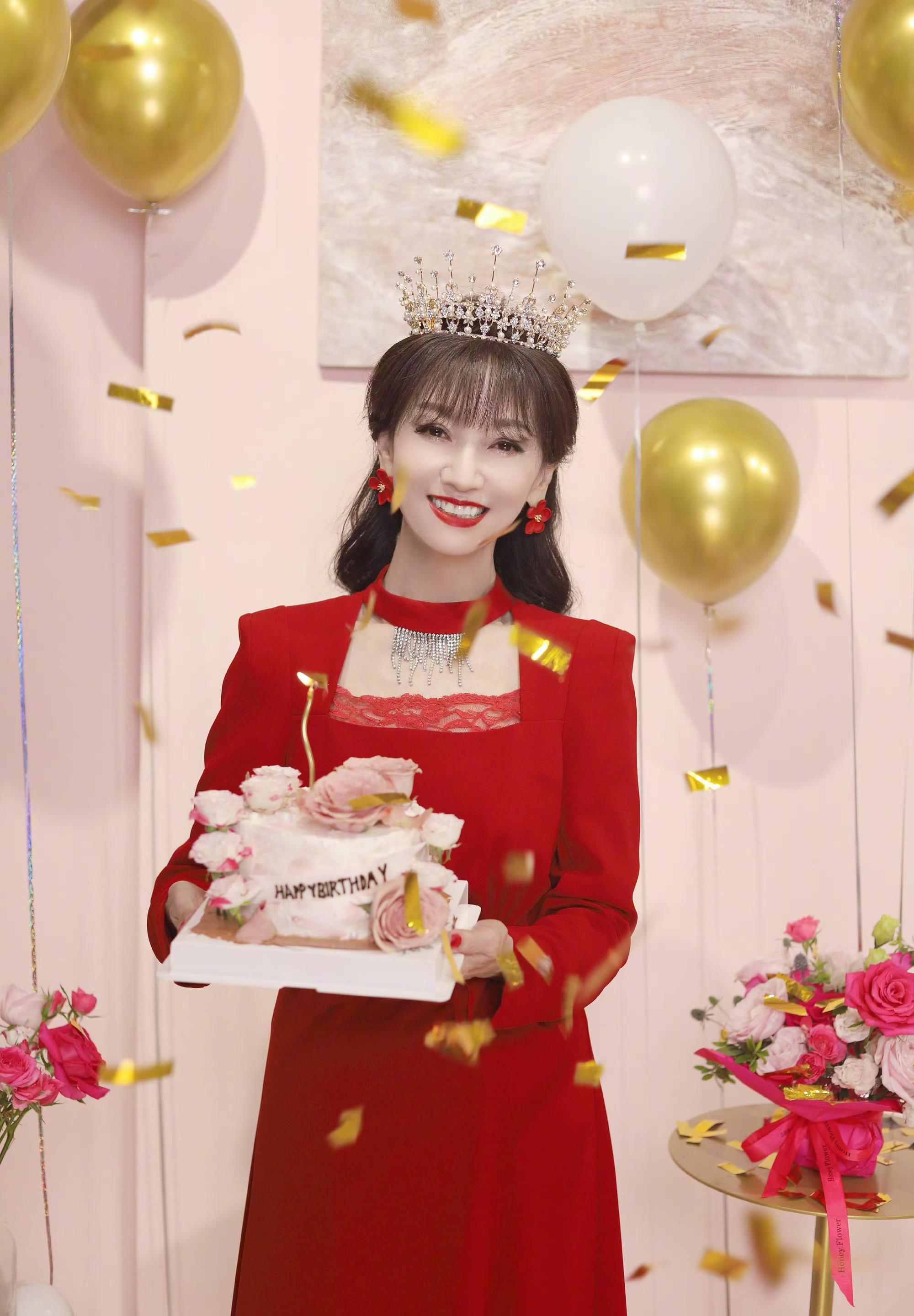 赵雅芝70岁生日照,纤腰,少女脸赛过40岁风姿,真是"人比花娇"_女性