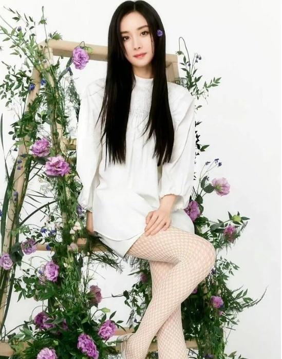 身穿白丝袜,白吊带的杨幂终于打破了原来的造型,网友:太美了!