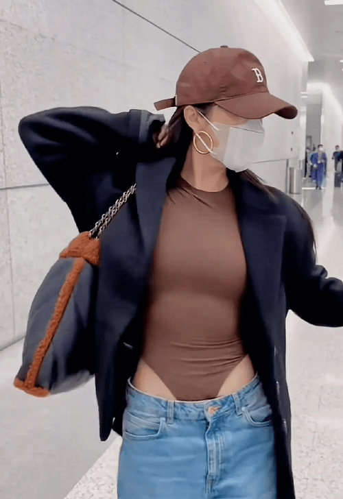 36岁李菲儿秀半裸照,曾怒斥baby当小三,和黄晓明分手后,她至今单身.