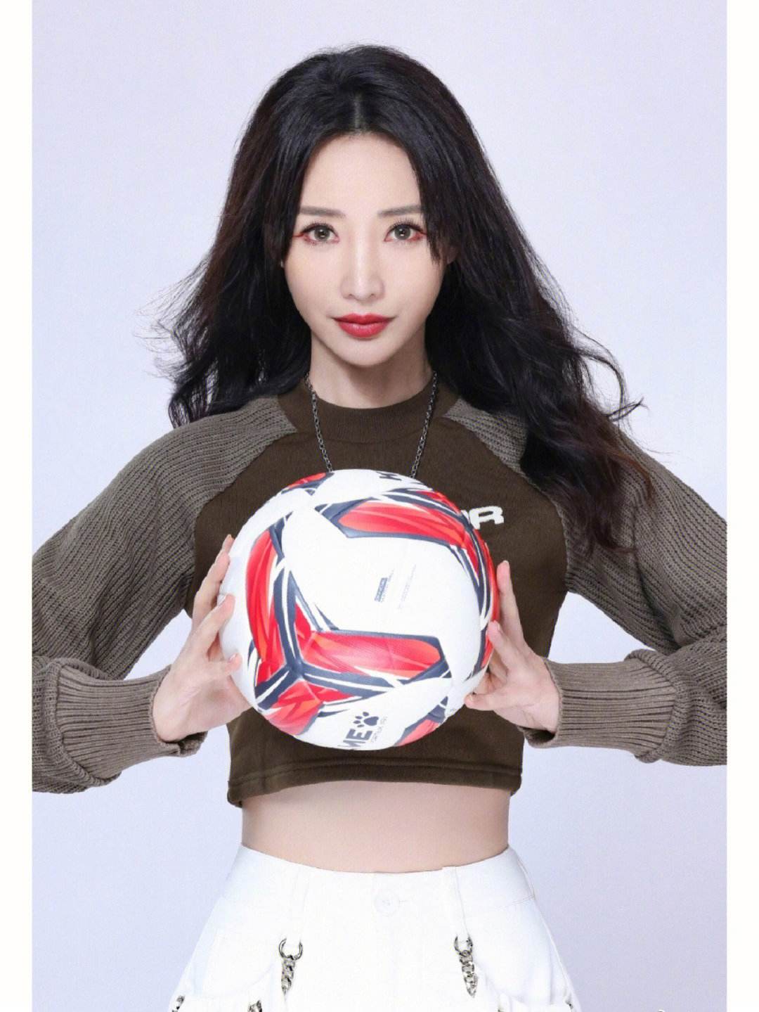 如今,柳岩凭借电影作品逐渐展现出自己作为演员的光芒,摆脱了过去的