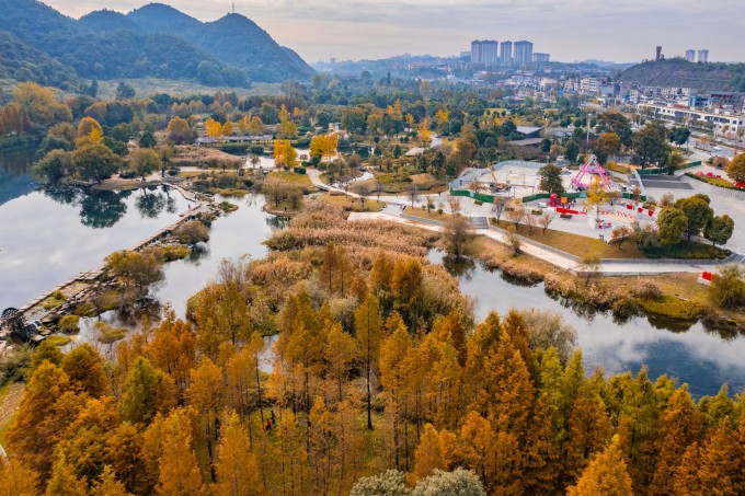 孔学堂,大成山,花溪公园等若干景点,堪称这座城市的"绿肺"