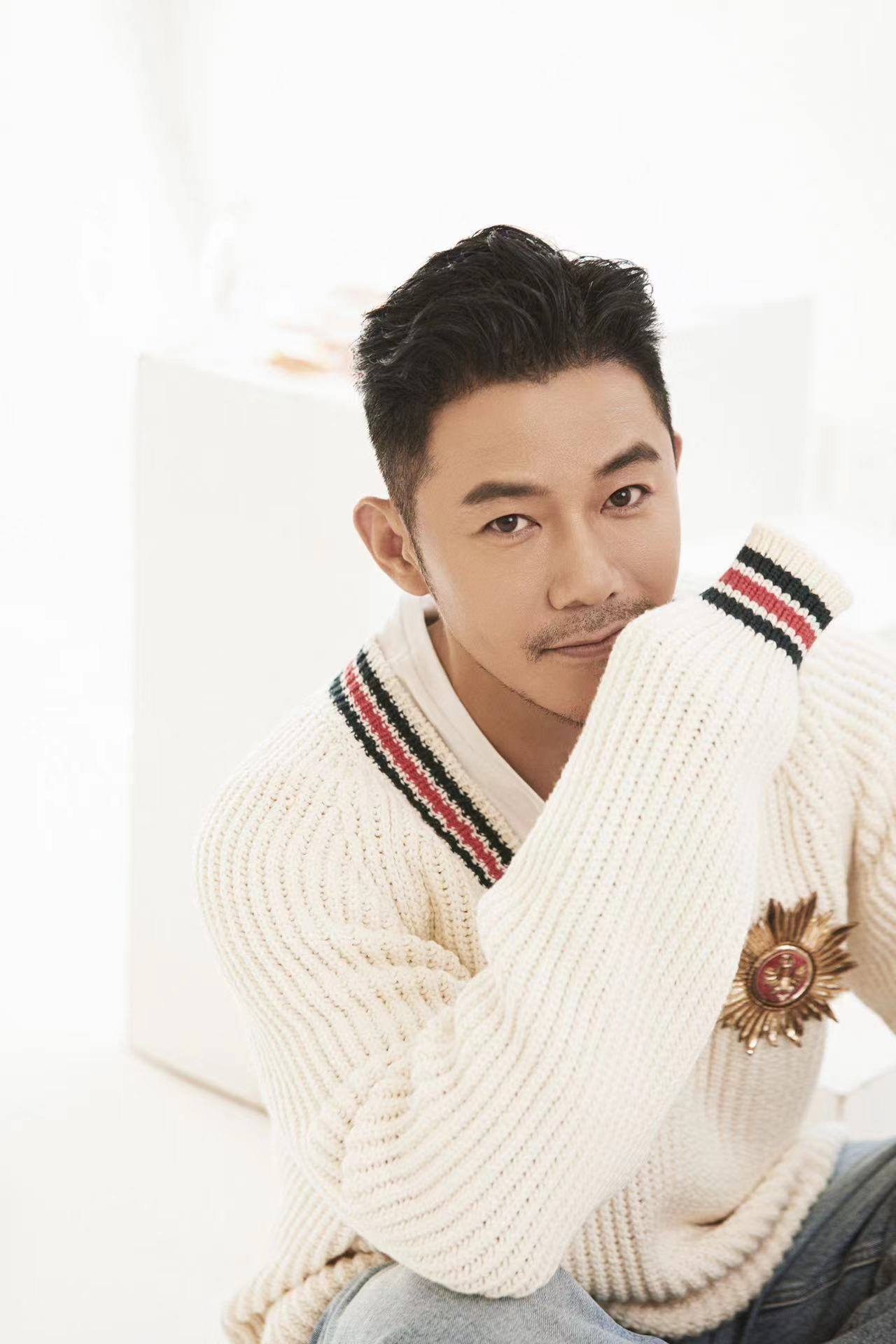 安琥小雪写真 白色毛衣尽显暖男气质_感觉_哥哥_邻家