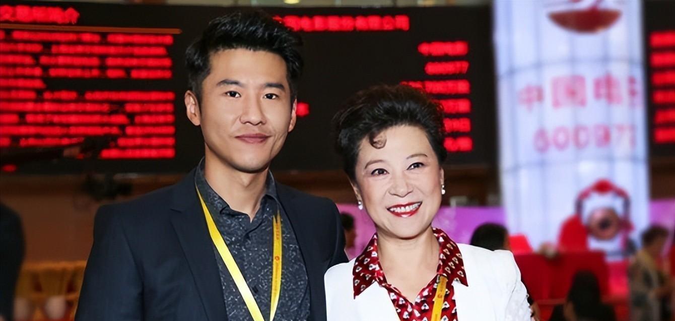 演员王骁:40岁走红,娶平凡妻子生一女,是母亲王馥荔的骄傲_王福利