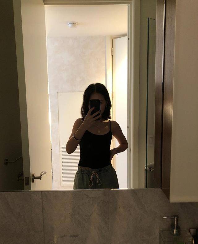 不久前法图麦在自己的社交平台大秀小蛮腰也是引起了网友热议,说其太