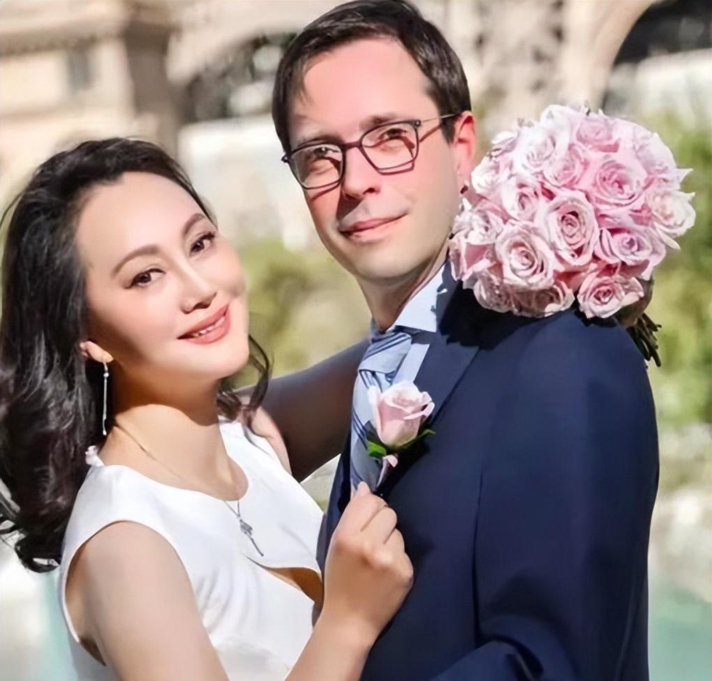 宋佳现在在比利时开了一家服装店,过着平静的生活.