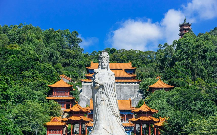 湄洲妈祖祖庙位于福建省莆田市秀屿区湄洲岛上,是全球妈祖信众心中的