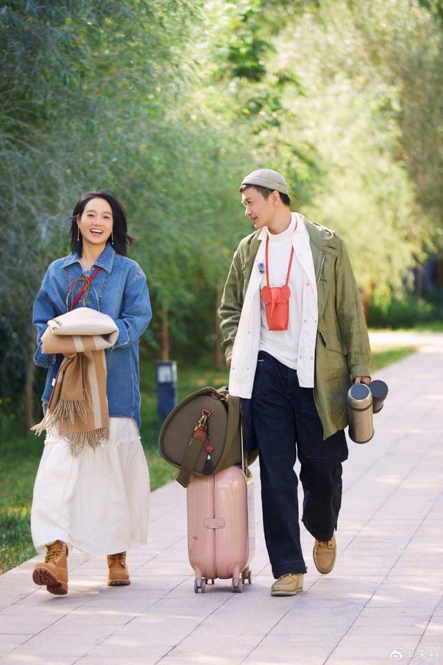 朱丹晒和周一围敦煌旅行照,爱穿牛仔爱穿白t恤,接地气的夫妻俩_白色