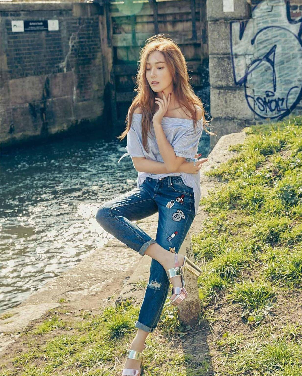 郑秀妍私服照也高调,穿2万6的印花裙配1万3的开衫,优雅甜美_显得_高跟