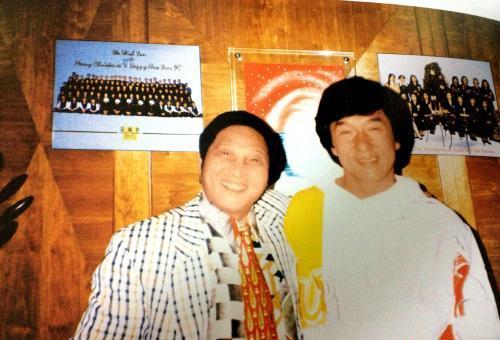 严新最开始是个医生,看到那些普通工人都能变气功大师,他也赶紧站出来