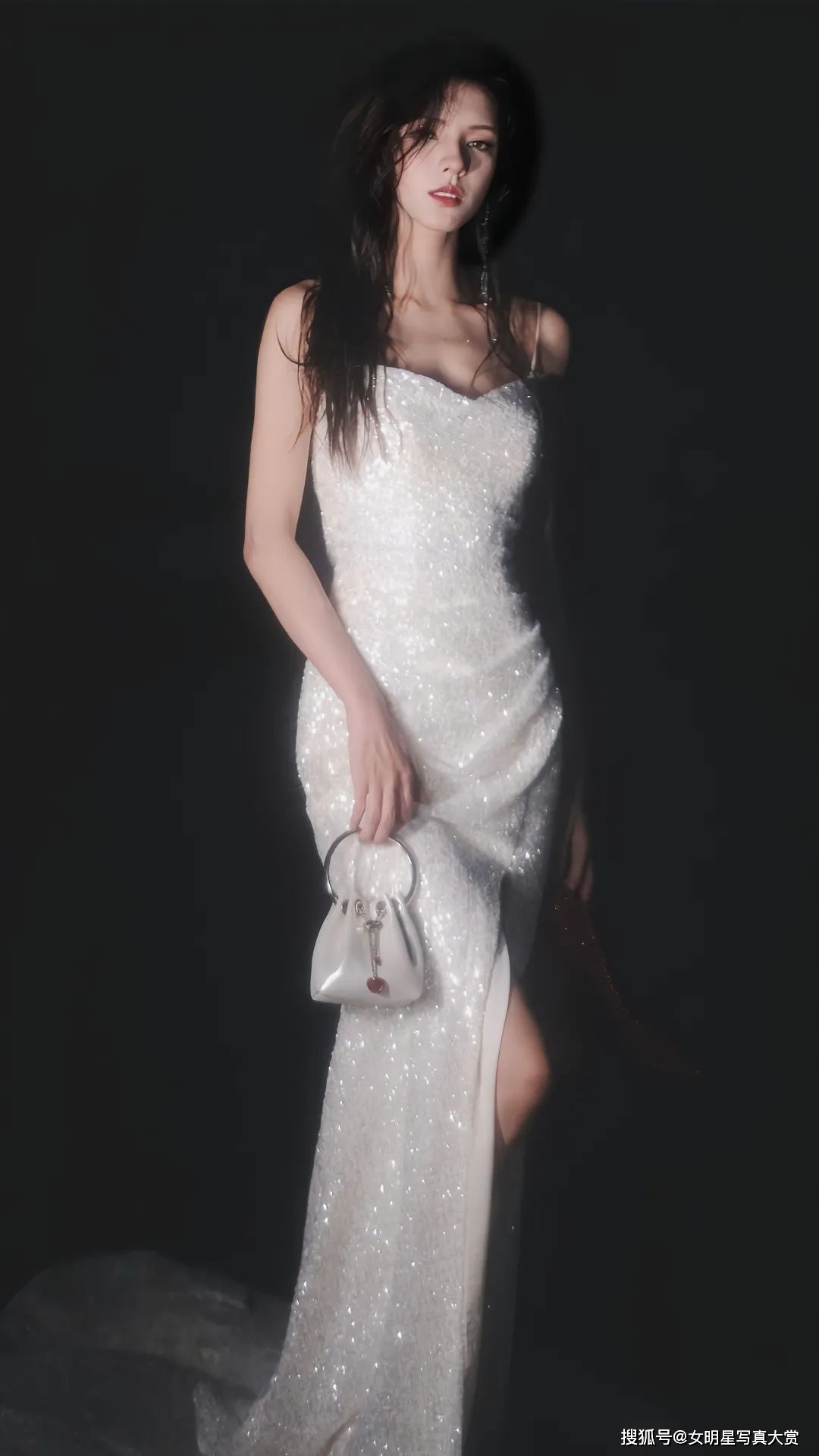 【张予曦唯美写真】白色碎钻吊带裙,魅力诱人,如海的女儿般纯净