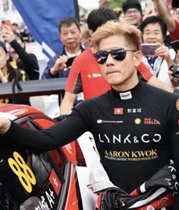 郭富城撞车退赛!