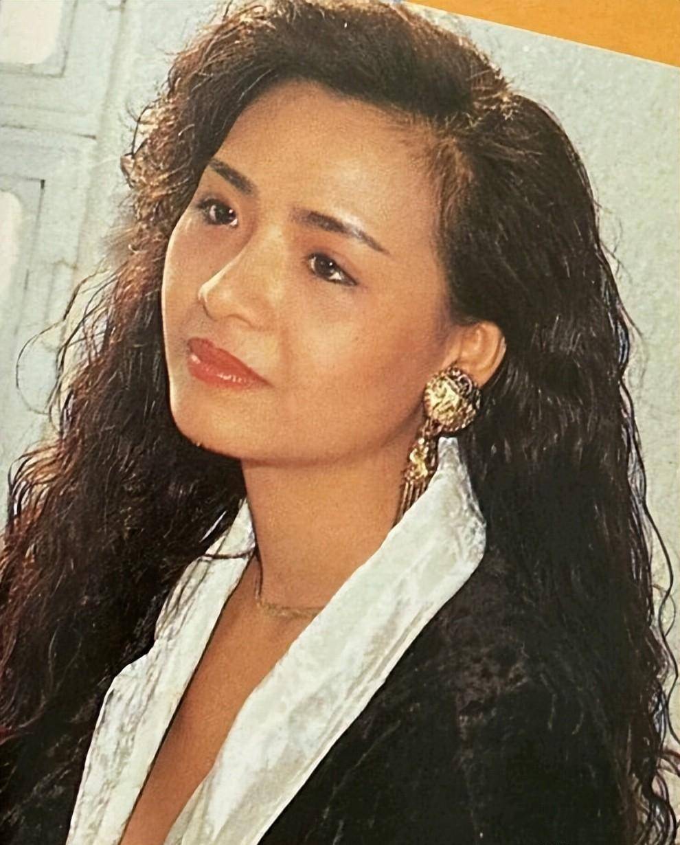 57岁叶子楣罕见现身瘦到皮包骨,颜值依旧在线,仍获男士大献殷勤_上围