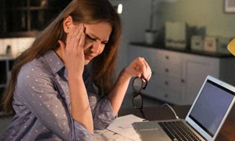 白发早生乳房是通过雌激素的分泌促进生长发育的,一旦内分泌失衡,紊乱