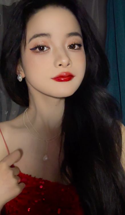 脑瘫网红转型做美妆博主,双手不受控,从白天化到黑夜_林小_糍粑_过程