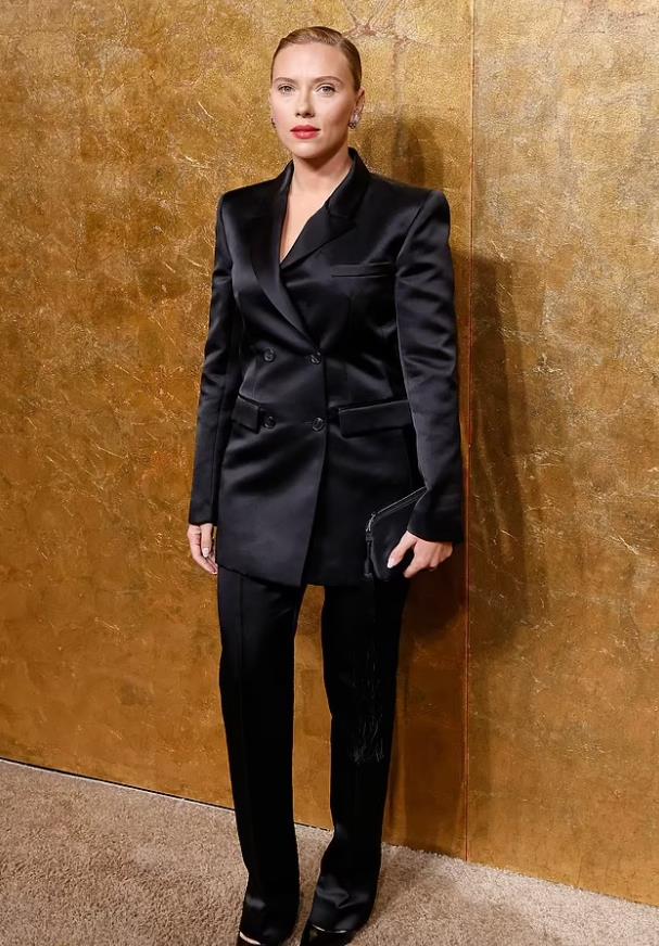 38岁"黑寡妇"斯嘉丽约翰逊承认身材走形,还曾受痤疮困扰