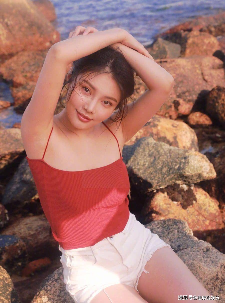 王晶捧了3年都没火,刘德华也带不动,却被沈腾带领挣取25亿票房_徐冬冬