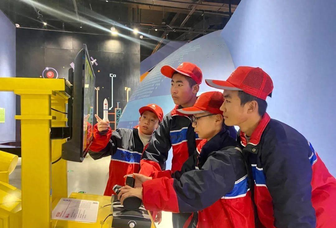 在甘肃科技馆,同学们走进不同的展厅,体验航天科技,生命科学,信息技术